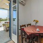 Vira Vivere Plaka (Milos)