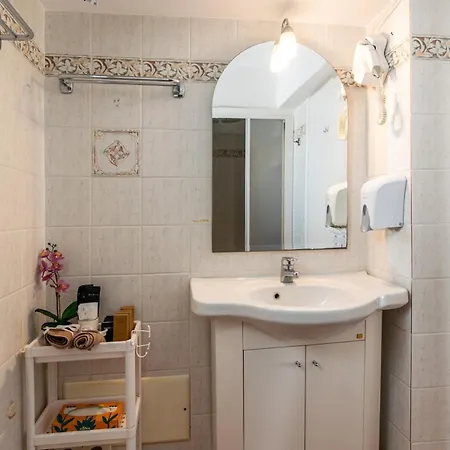 Apartahotel Vira Vivere Plaka (Milos)